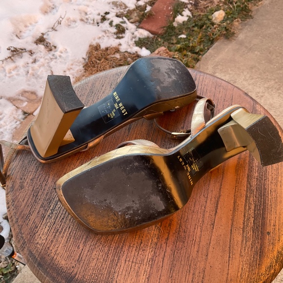 Nine West Iridescent Strappy Heel. Size 7.5 M. Gold Iridescent Alligator Print. - Picture 4 of 6